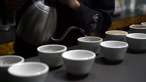Kaffee-Crapping-Sitzung-Für-Spezialitätenkaffee-Profis-–-Vorbereitung-Auf-Das-Cupping,-Um-Die-Kaffeequalität-Zu-Probieren