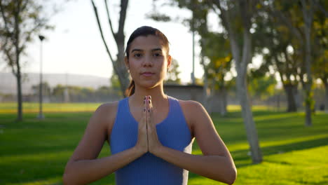 Una-Mujer-Bonita-En-Una-Pose-De-Yoga-De-Manos-De-Oración-Meditando-En-El-Parque-Al-Amanecer