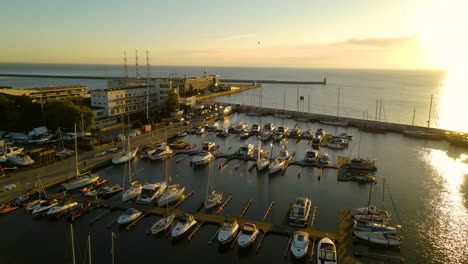 Segelboote,-Die-Während-Eines-Pulsierenden-Sonnenuntergangs-In-Gdynia,-Polen,-Am-Marina-Gdynia-Angedockt-Sind