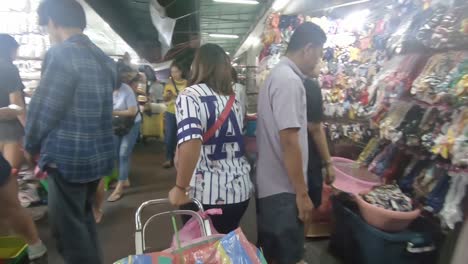 Zu-Fuß-Auf-Dem-Lokalen-Markt-In-Bangkok