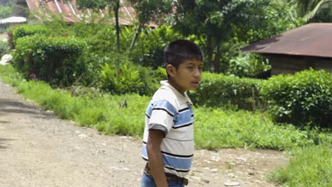 Eingeborenes-Kind-Denkt-Draußen-In-Guatemala,-4k