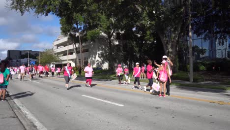 Maratón-Patrocinado-Por-La-Sociedad-Americana-Del-Cáncer-Para-La-Concientización-Sobre-El-Cáncer-De-Mama-En-Orlando,-Florida