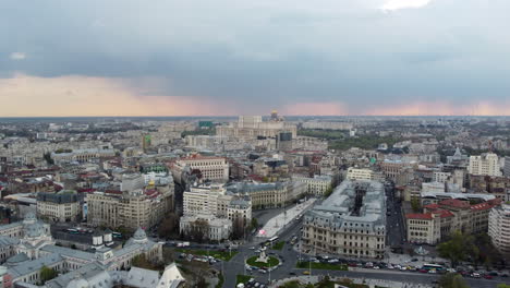 Luftaufnahme-Der-Stadt-Bukarest,-Bewölkt,-Langsamer-Vorwärtsflug