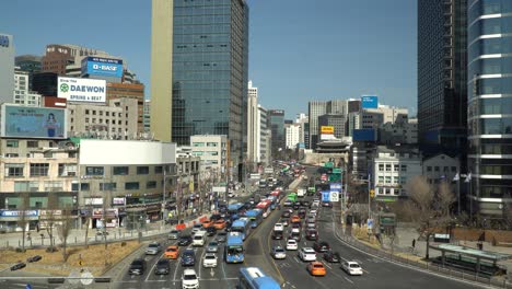 Tráfico-Pesado-Durante-El-Día-En-La-Carretera-En-La-Estación-Del-Ayuntamiento-En-Seúl,-Corea-Del-Sur-Durante-La-Hora-Pico-En-Una-Mañana-Soleada