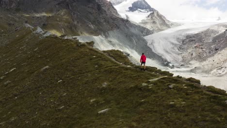 Person-Läuft-Auf-Einem-Bergrücken-Neben-Dem-Findelgletscher,-Rund-Um-Zermatt,-Schweiz