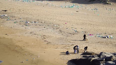 Menschen-Reinigen-Einen-Verschmutzten-Strand-In-Vietnam