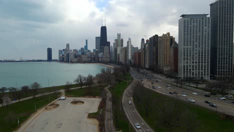 Aerial-view-of-downtown-chicago-seen-from-north-Lake-Shore-drive