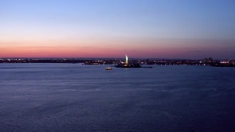 Unglaubliche-Und-Einzigartige-Aufnahme-Der-Bei-Sonnenuntergang-Beleuchteten-Freiheitsstatue-In-New-York-City
