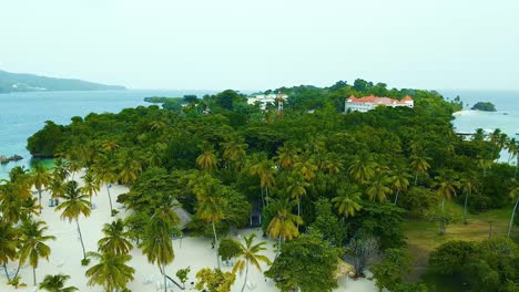 Hotel-in-the-middle-of-tropical-jungle-in-a-caribbean-island,-Cayo