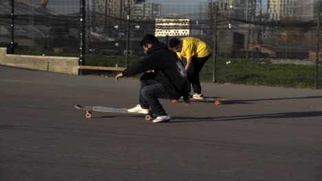 Urbaner-Skateboarder-In-London-Stürzt-Und-Scheitert