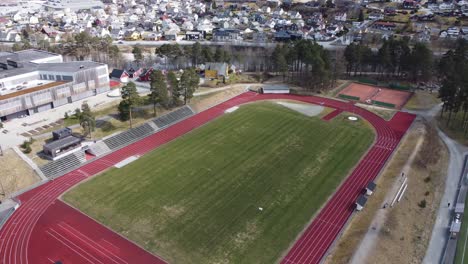 Campo-Deportivo-Con-Hipódromo-Y-Campo-De-Fútbol-Fuera-De-La-Escuela-Voss-Gymnas---Voss-Noruega