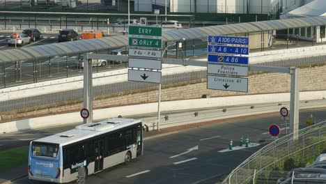 Ile-de-France-Mobilites-Bus-Fährt-Am-Straßenschild-Des-Flughafens-Orly-Auf-Der-Autobahn-Vorbei