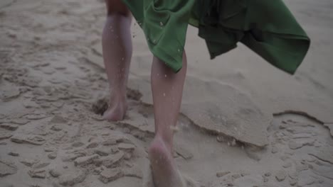 Füße-Von-Frauen-In-Einem-Edlen,-Eleganten-Grünen-Kleid,-Die-Im-Gedanken-An-Eine-Sanddüne-Und-Einen-Wüstenhügel-Zum-Gipfel-Laufen-–-Filmische-Zeitlupe