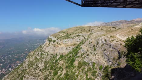 Touristen-Auf-Der-Aussichtsplattform-In-Jabal-Al-Arbaen-In-Sir-El-Denniyeh,-Libanon