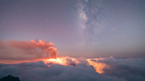Nachtzeitraffer-Der-Milchstraße-Und-Des-Wolkenmeeres-Auf-Der-Insel-La-Palma-Während-Des-Vulkanausbruchs-Im-September-2021
