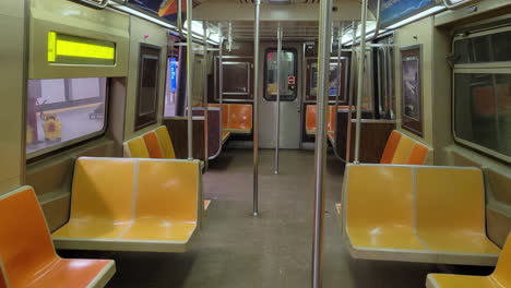 Großer-Rundgang-Durch-Einen-Leeren-MTA-U-Bahn-Waggon