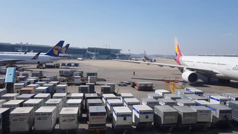 Unit-Load-Device-Container-Der-Fluggesellschaften-Am-Internationalen-Flughafen-Von-Incheon-In-Südkorea