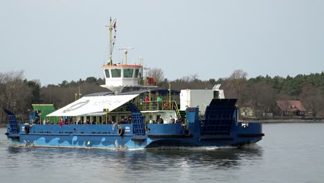 Ferry-Antiguo-De-Color-Azul-Que-Nada-A-Otra-Orilla-En-Klaipeda-En-Un-Día-Soleado
