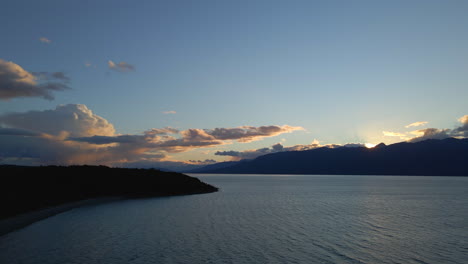 Luftaufnahme-Der-Wellen-Auf-Dem-Friedlichen-Blauen-See-In-Neuseeland