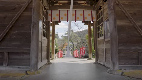 Temple-gate-leading-to-Kinosaki-Onsen,-Slow-Motion-Establishing-Shot
