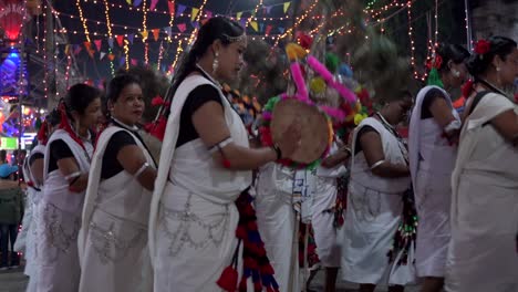 Sauraha,-Nepal---14-De-Febrero-De-2021:-Una-Danza-Cultural-Tradicional-Tharu-Que-Se-Realiza-Por-La-Noche-En-El-Pequeño-Pueblo-De-Sauraha-En-La-Región-De-Chitwan-En-Nepal