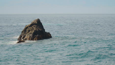 Großer-Felsen-Im-Meer,-Der-Tagsüber-Von-Wellen-Auf-Der-Insel-Teneriffa,-Spanien,-Getroffen-Wird