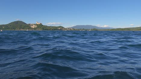 Blick-Auf-Die-Oberfläche-Eines-Kleinen-Bootes,-Das-Auf-Dem-Lago-Maggiore-In-Italien-Segelt