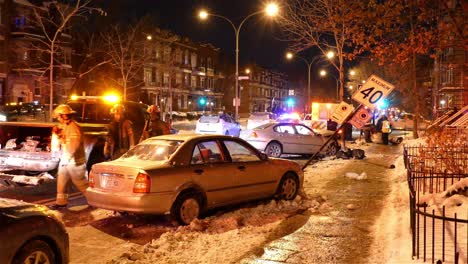 Vehículos-Y-Personal-De-Emergencia-En-Un-Incidente-Por-La-Noche,-Montreal,-Canadá