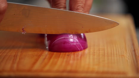 Chopping-onion-in-slow-motion