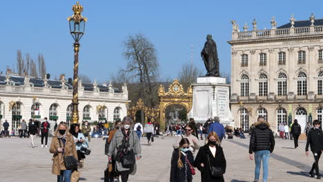 Crowded-town-square-filled-with-tourists-with-face-masks-at-Place-Stanislas