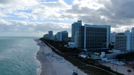 Hochhäuser-Vor-Wolkengebilde-In-Der-Abenddämmerung-Im-Mittleren-Strandbereich,-Miami-Beach,-Florida,-USA