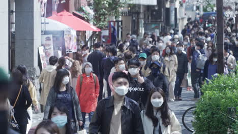Riesige-Menschenmenge-Genießt-Hanami-Auf-Der-Straße-Von-Tokio-Und-Befolgt-Dabei-Sicherheitsmaßnahmen-Und-Protokolle-Aufgrund-Der-Covid-19-Pandemie