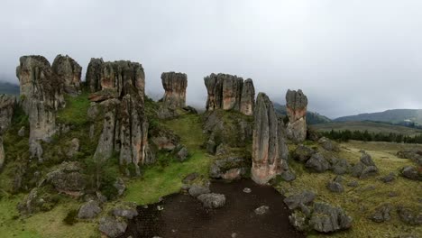 Wunderschöner-Steinwald-Von-Los-Frailones-Auf-Einem-Grünen-Hügel-In-Cumbemayo-In-Der-Stadt-Cajamarca,-Peru