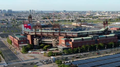 Baseballfeld-Der-Philadelphia-Citizen&#39;s-Bank-Mit-Solarpanel-Feld-Davor