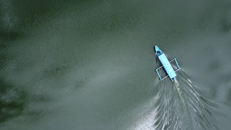 Luftaufnahmen-Eines-Kleinen-Einsamen-Motorboots-Am-Fluss