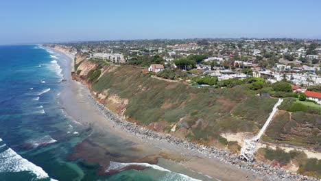Aerial-shot-of-seafront-houses-on-a-cliff-in-Encinitas-California,-USA
