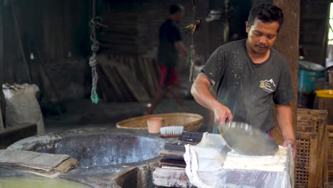 Fabricante-De-Tofu-Pone-Cuajada-De-Soja-En-Molde-De-Madera,-Fabricación-Tradicional-Indonesia