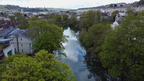 Aerial-lowering-over-the-river-avon-in-the-centre-of-Bath,-England