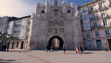 Arco-Santa-Maria-city-gate,-Burgos,-Spain,-wide-shot-tilt-up,-slow-motion