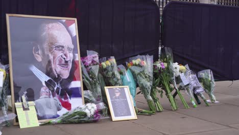 Buckingham-Palace-close-up-of-tributes,-flowers,-notes,-and-paintings-left-by-mourners-to-mark-the-death-of-Prince-Philip,-Duke-of-Edinburgh,-Saturday-April-10th,-2021---London-UK