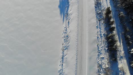 Person,-Die-Auf-Einem-Zugefrorenen-See-In-Der-Nähe-Von-Nationalparks-In-Lappland,-Finnland,-Spaziert
