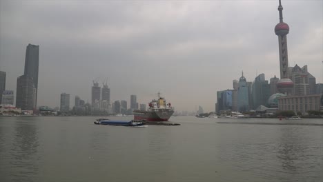Blick-Auf-Die-Skyline-Von-Shanghai-Vom-Bund-Aus-An-Einem-Bewölkten-Tag-Mit-Schiffen
