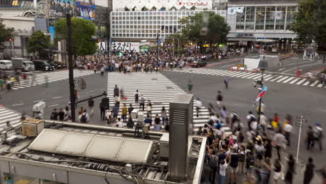 Paso-De-Peatones-Abarrotado-En-Un-Cruce-De-Scramble-Más-Concurrido-De-Shibuya-En-Tokio,-Japón