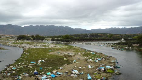 Contaminación-Ambiental-En-La-Orilla-Del-Río-En-La-Canción-Cai-Phan-Sonó-En-Vietnam