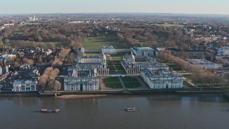 Filmische-Kreisende-Drohnenaufnahme-Der-University-Of-Greenwich,-London