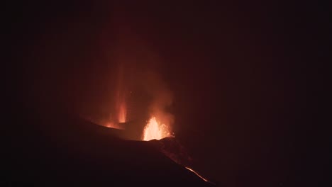Explodierendes-Magma-Auf-Kratern-Eines-Ausbrechenden-Aktiven-Vulkans