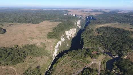 Canyon-of-Itaimbezinho-south-of-Brazil,-aerial-from-high-altitude,-complete-scene