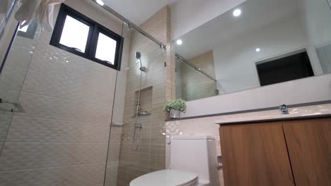 Modernes-Und-Gut-Eingerichtetes-Badezimmer-Mit-Duschkabine