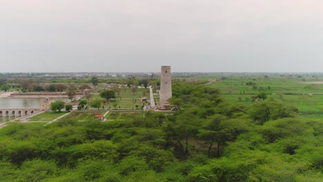 Toma-Aérea-Del-Monumento-Histórico-Y-La-Torre-En-Hiran-Minar-En-Punjabi,-Pakistán