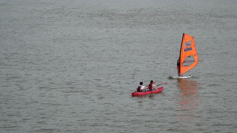 Kayaking-And-Windsurfing-At-Han-River-In-Seoul-City,-South-Korea